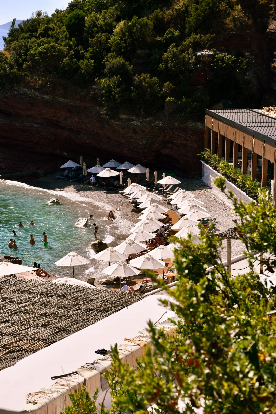 Galija Beach: Letnja oaza u srcu Svetog Stefana