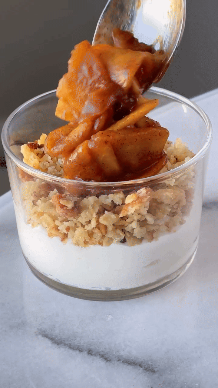 Omiljeni jesenji desert, čizkejk sa jabukama, ali u čaši? Imamo recept
