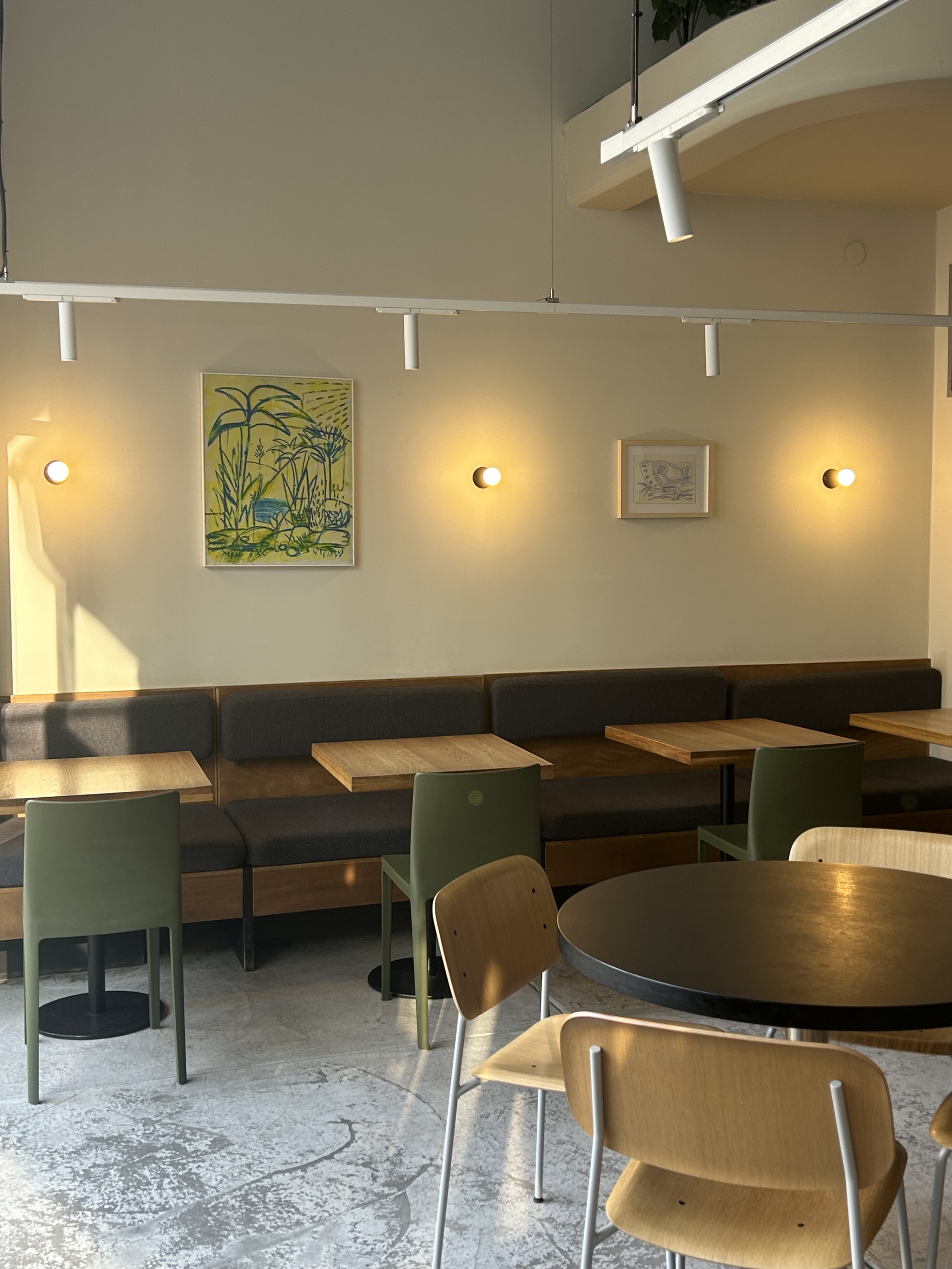 June Summer Show: Izložba savremene umetnosti u June Cafe-u