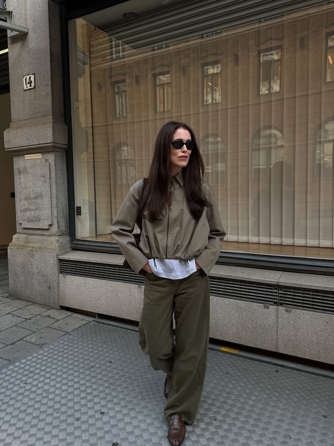 Maslinaste pantalone su baza brojnih jesenjih autfita. Donosimo stilsku inspiraciju