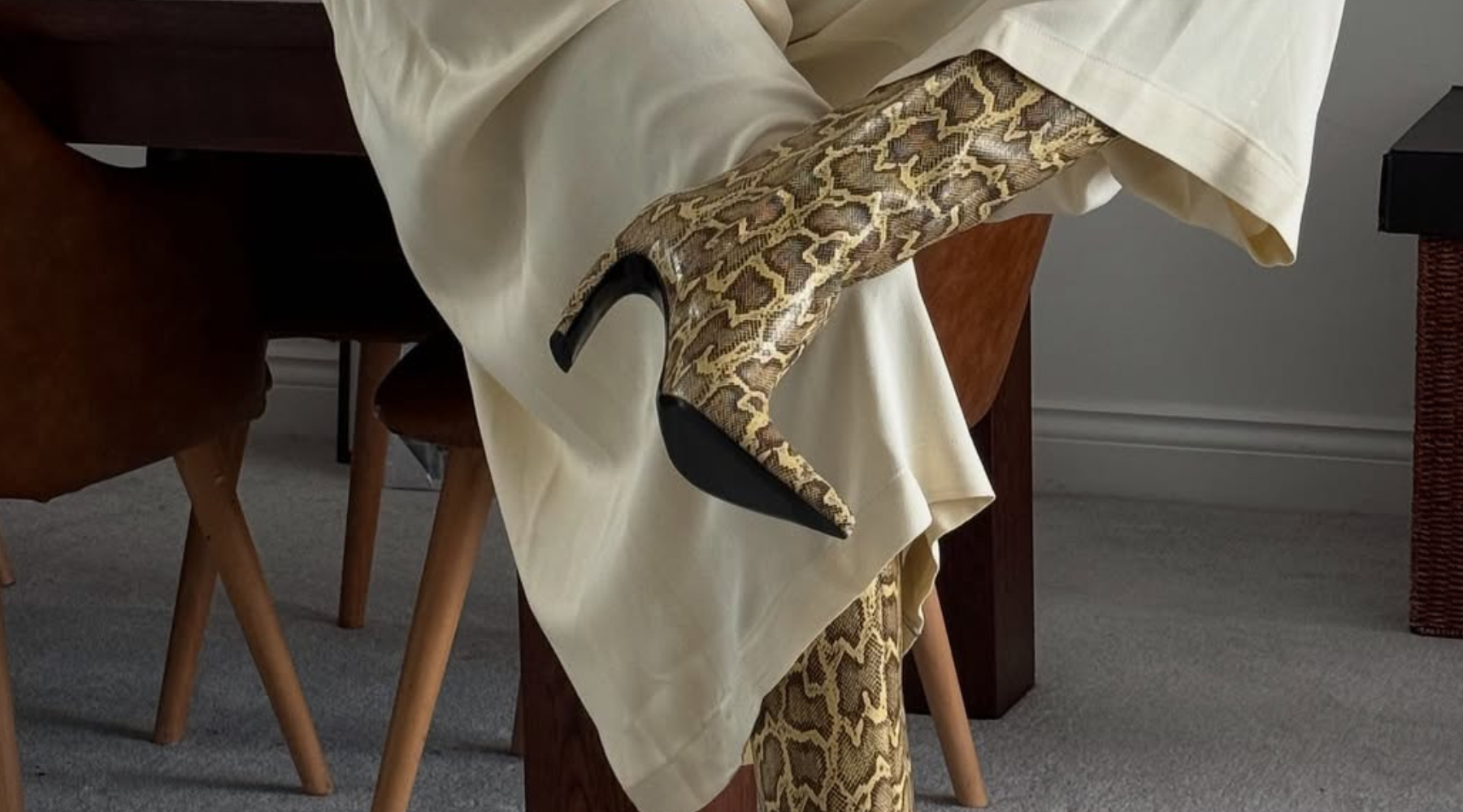 Svake jeseni dominira neki animal print. Ove sezone, nosimo obuću u zmijskom printu