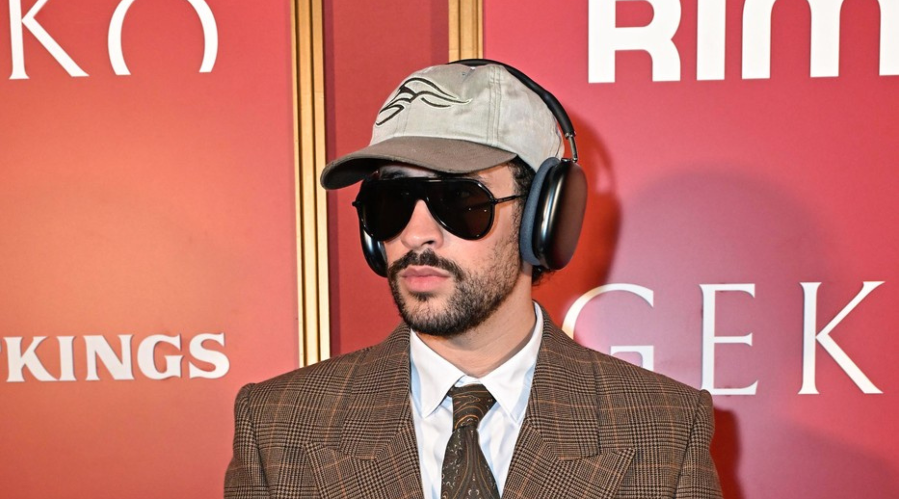 Bad Bunny ponovo u best dressed kategoriji: Kačket i Saint Laurent odelo kao modna formula