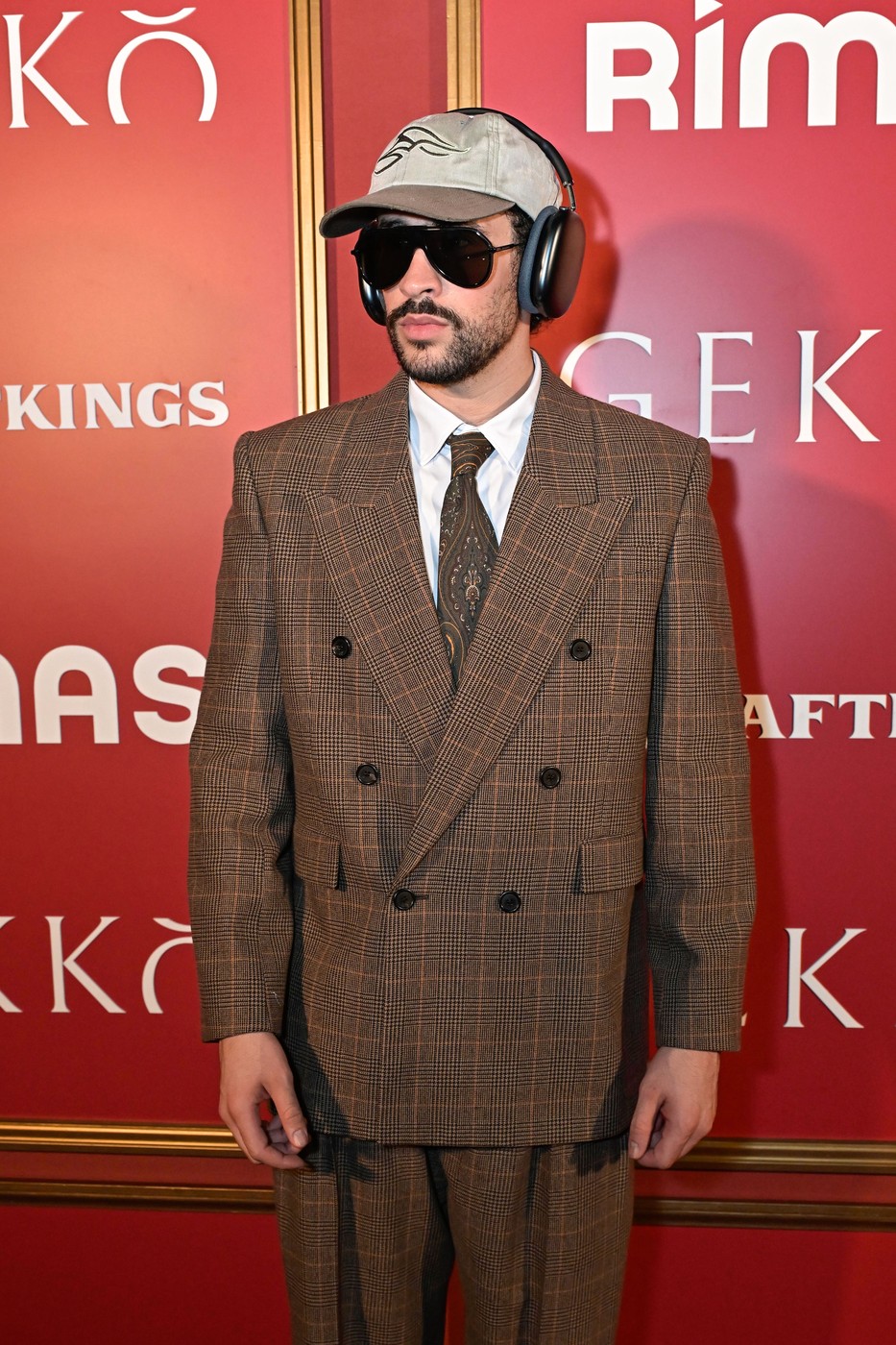 Bad Bunny ponovo u best dressed kategoriji: Kačket i Saint Laurent odelo kao modna formula
