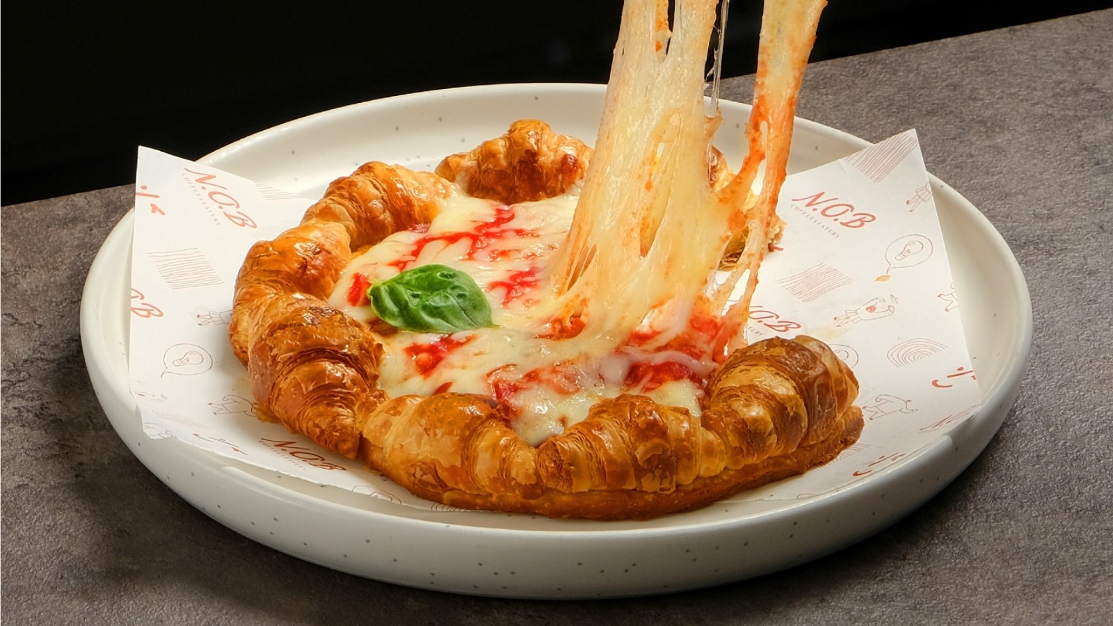 Da li će nadmašiti čokoladu? Novi gastro trend (ponovo) stiže iz Dubaija, a reč je o croissant pizzi