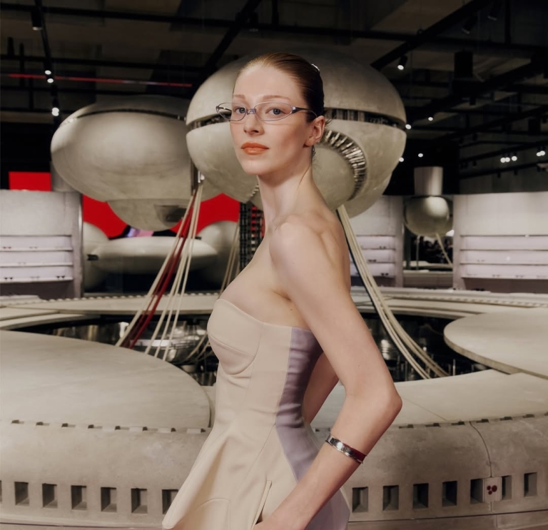 Gentle Monster najavio jesenju kolekciju jednominutnim filmom u kom glumi Hunter Schafer