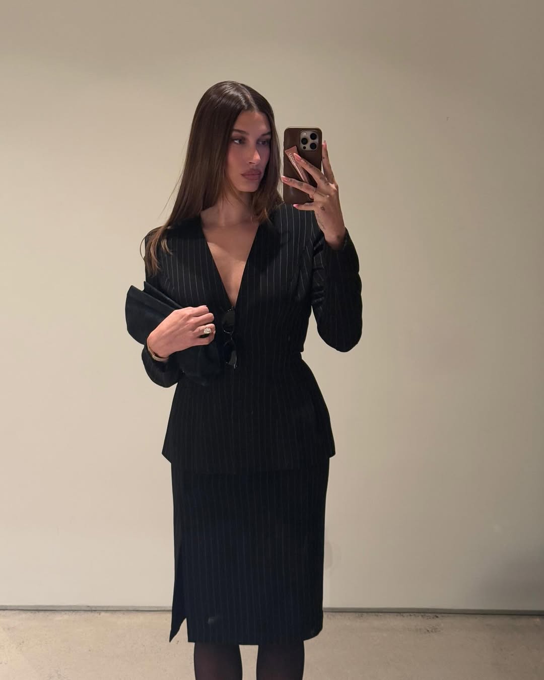 Ubistvo streetstyle arhetipa: Kako je Hailey Bieber prošla modnu tranziciju iz autentične spontanosti u kalkulisani “self brand”?