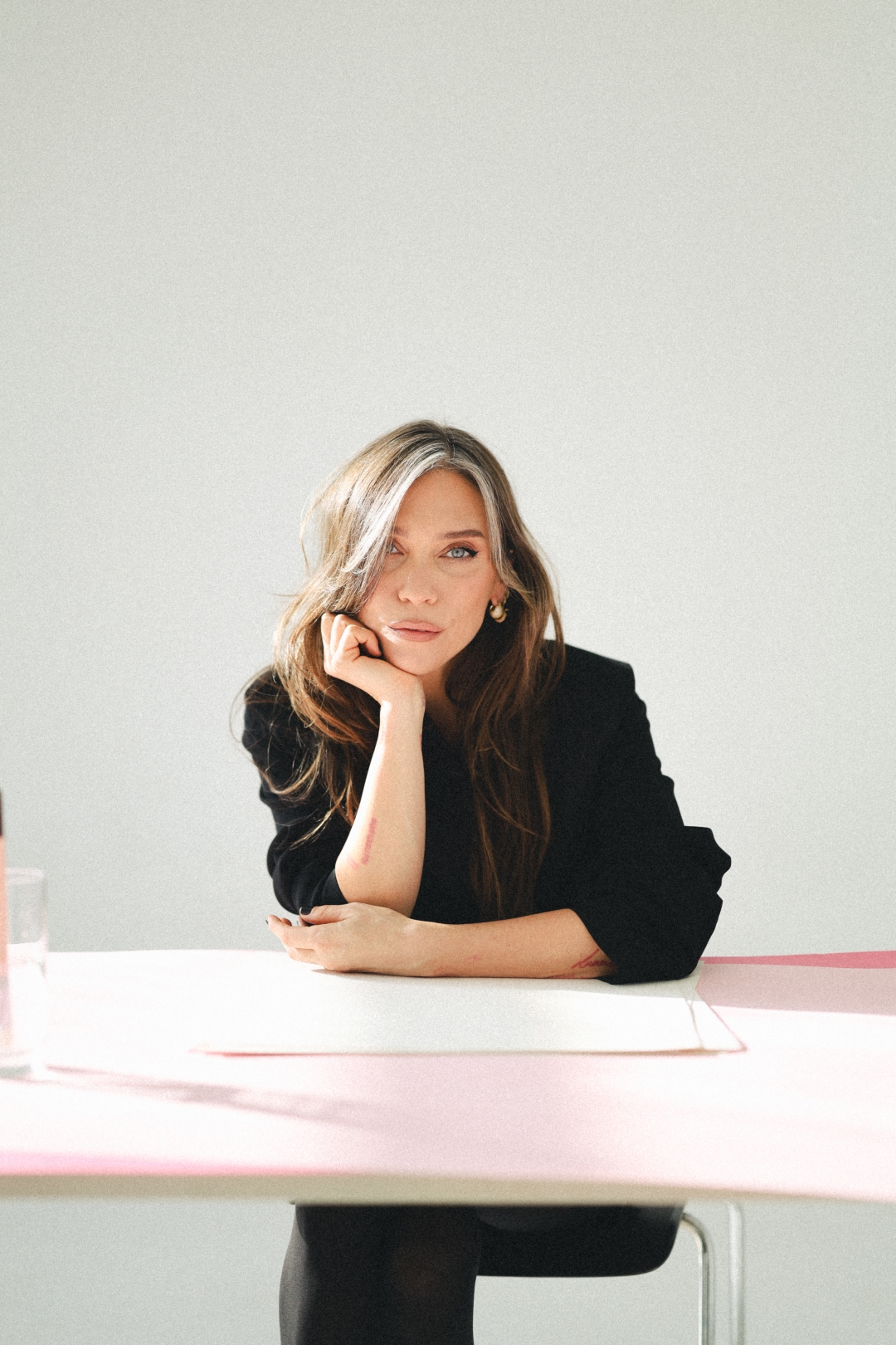 Želimo da čujemo Vašu priču: Marina Marković ocrtala je grudi žena obolelih od raka dojke