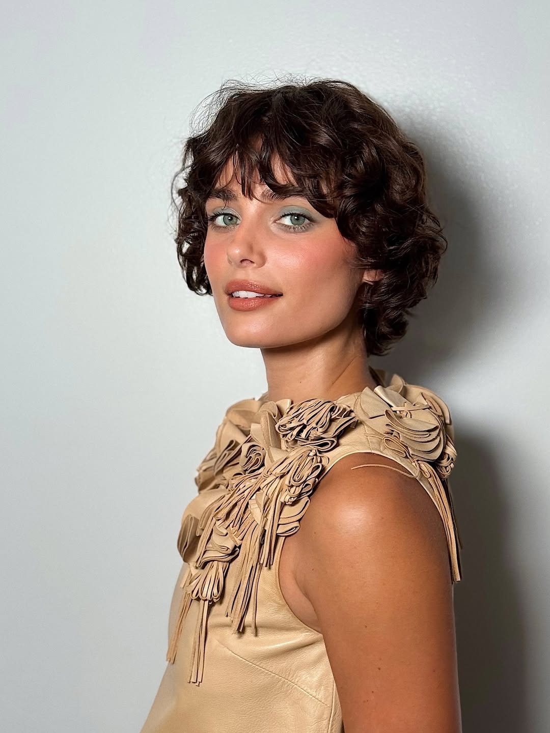 Pixie cut ili bob? Taylor Hill nas inspiriše da isprobamo ovaj (kovrdžavi) stil