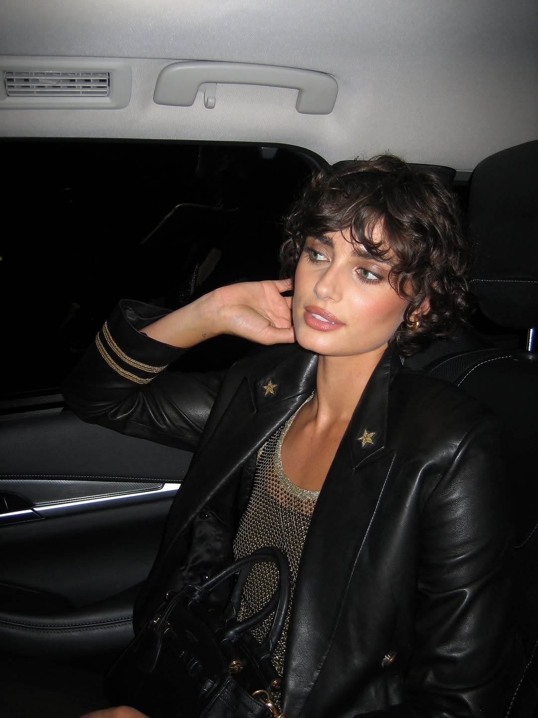 Pixie cut ili bob? Taylor Hill nas inspiriše da isprobamo ovaj (kovrdžavi) stil