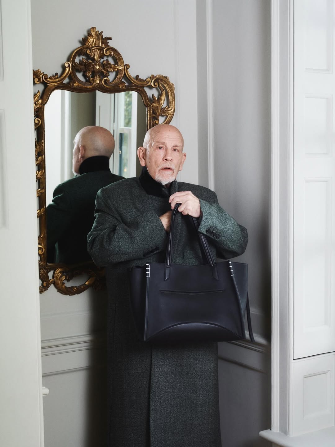 Između performansa i mode: John Malkovich u novoj JW Anderson kampanji