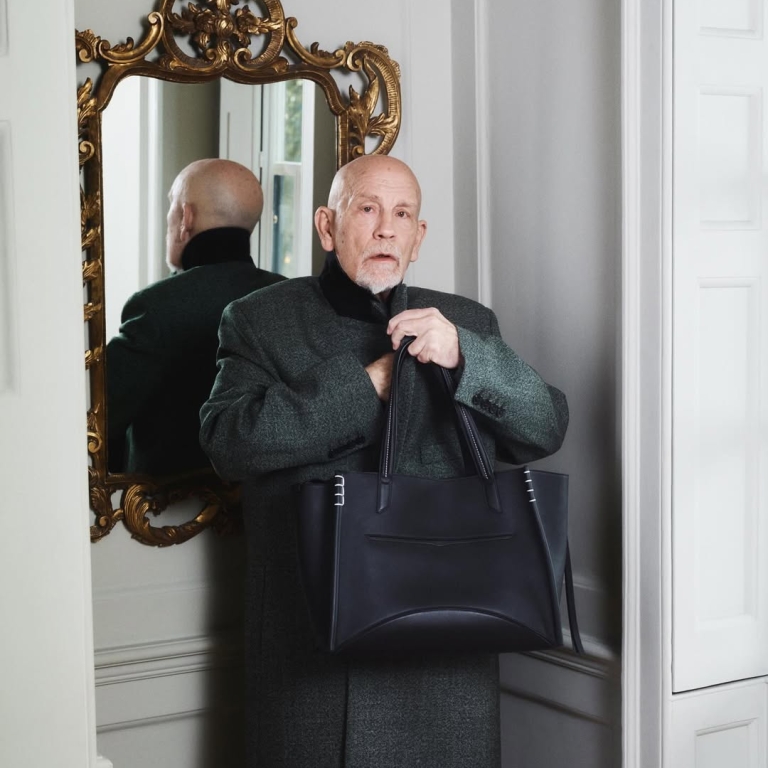 Između performansa i mode: John Malkovich u novoj JW Anderson kampanji