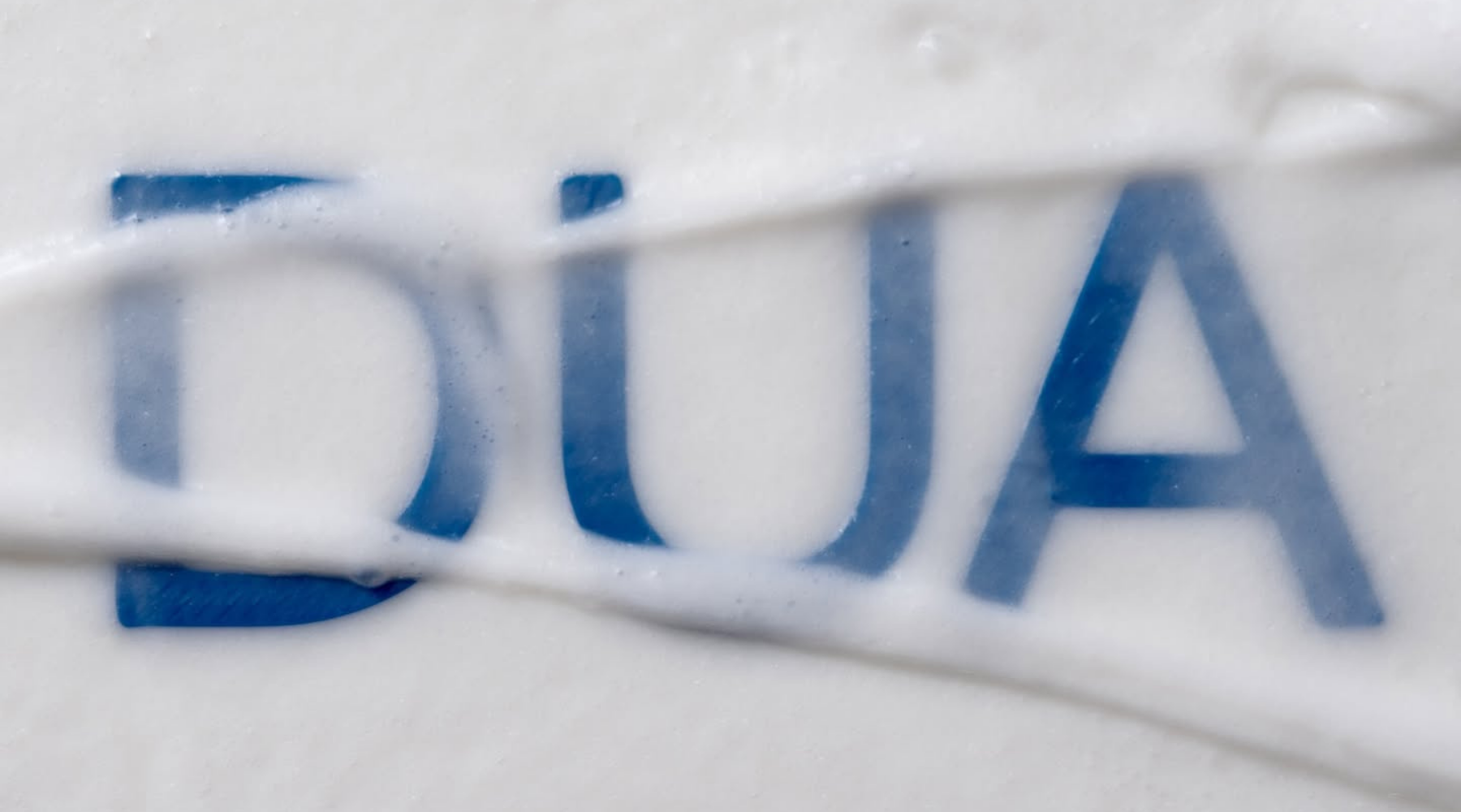 Dua Lipa lansirala skincare liniju u saradnji sa brendom Augustinus Bader