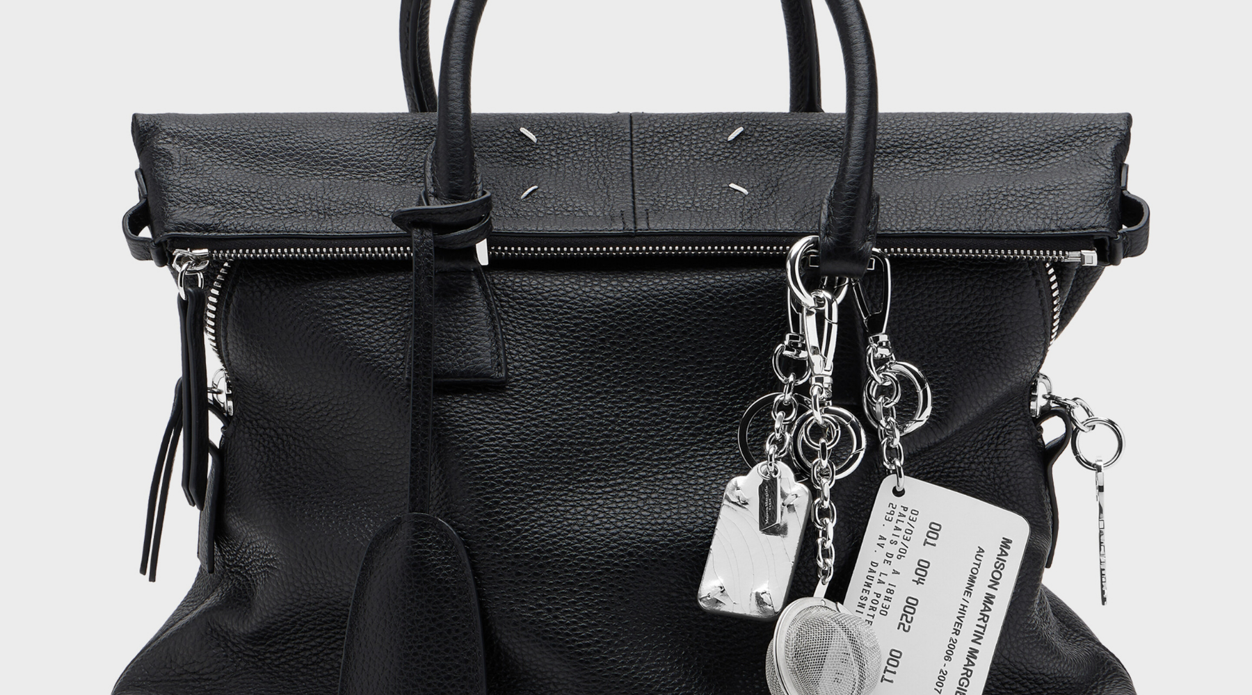 Margiela predstavlja priveske inspirisane legendarnim pozivnicama za revije