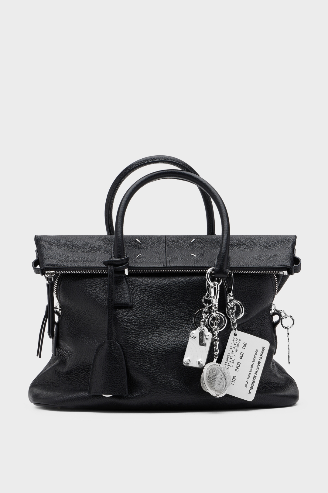 Margiela predstavlja priveske inspirisane legendarnim pozivnicama za revije