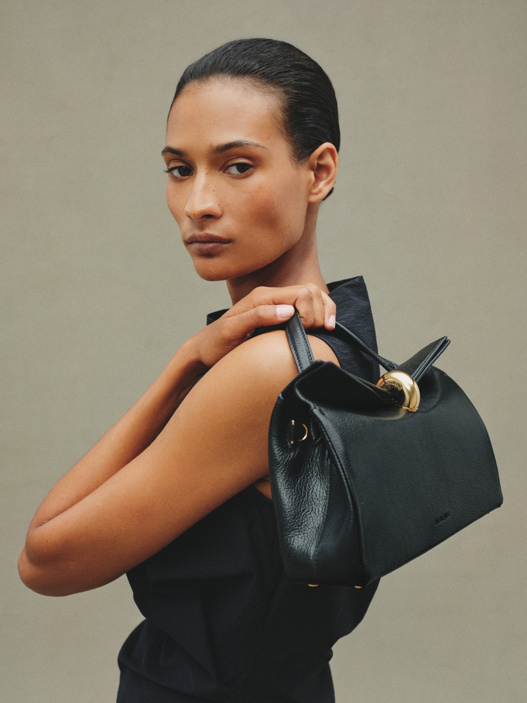 Evo zašto je nova Jacquemus torba posebna